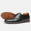 Primo piano di classiche scarpe da uomo in pelle nera per affari con suola decorativa - 39 (US 7) / Nero (KD9251)