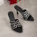 Κομψά μαύρα mules με μυτερή μύτη και ψηλό τακούνι με λαμπερά γεωμετρικά λουράκια στρας - 35 / Μαύρο