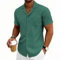 Vista detallada de la camisa casual verde para hombre con cuello cubano y textura - Verde