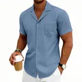 Detalle de la camisa azul de cuello cubano para hombre con textura de ondas - Azul Pavo Real