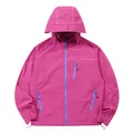 Giacca protettiva UV rosa con cappuccio e vivaci dettagli blu della cerniera lampo - Rosa Freud