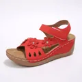 Seitenansicht roter Keilsandalen mit 3D-Blumenapplikationen und Strasssteinen. - Rot