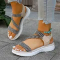 Bequeme flache Damensandalen mit geflochtenen Riemen und weißer Sohle für den Sommerstrand. - Gebrochenes Weiß