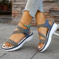 Modische flache Damen-Sandalen für den Sommer mit blau geflochtenen Riemen und weißer Sohle - Blau