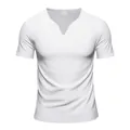 Dettaglio di una maglia bianca da uomo con scollo a V, maniche corte e tessuto ad asciugatura. - Taglia S / Top / Bianco