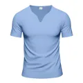 Primo piano dello scollo a V intagliato e del tessuto azzurro di questa t-shirt da uomo - Taglia S / Top / Azzurro