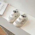 Sandali sportivi traforati traspiranti per bambini bianchi con punta chiusa design - 21 / Beige