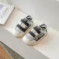 Comodi sandali sportivi in mesh traspirante e chiusi per bambini in bianco e nero - 21 / Grigio