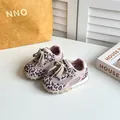 Dettaglio di scarpe da ginnastica in mesh leopardato per bambini con suole morbide estive - Rosa