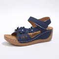 Sandales compensées bleu marine élégantes pour femmes avec bout ouvert et fleurs - Bleu