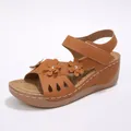 Sandales à talons compensés marron avec décorations florales et bout ouvert élégant. - Brun Foncé