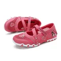 Rosa Mary Jane Sandalen für Mädchen mit atmungsaktivem Mesh und Herzverzierung - Fuchsia