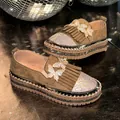 Detailansicht brauner Plateau-Loafer aus Wildleder mit Strass und Schmetterlings-Dekor - Braun