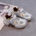 Baskets en maille argentée respirante pour garçons avec semelles antidérapantes et velcro - 23 / Gris Marbre