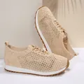 Dettaglio scarpe da ginnastica beige in rete all'uncinetto con ricamo floreale e lacci. - Kaki