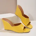 Sandales compensées jaunes pour femmes avec texture crocodile et style à bout ouvert - Jaune