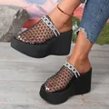 Detailansicht schwarzer Keilsandaletten aus Mesh mit einer glitzernder Strasskette - 40 / Schwarz