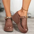 Detail van bruine plateau-slippers met mesh-hollow-out ontwerp en een gouden gesp. - 37 / Bruin (Metalen Gesp)