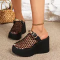 Detail van zwarte mesh sleehak sandalen met een gouden gesp en dikke plateauzool. - 37 / Zwart (Metalen Gesp)