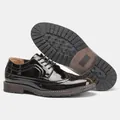 Vista detallada de los zapatos brogue de charol negro para hombre con suela de goma grabada - 39 (US 7) / Negro (KD1773)