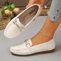 Elegantes mocasines planos blancos de mujer con una hebilla de metal y strass chic - Blanco