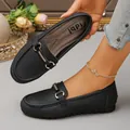 Mocasines planos elegantes de piel granulada negra para mujer con hebilla metal oro - Negro