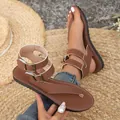 Stylische braune flache Damen-Sandalen mit Knöchelriemen und Schnallen für den Strandurlaub. - Braun