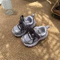 Detailansicht der atmungsaktiven Mesh-Sneaker für Kinder in Silber mit dunklen Schnürsenkeln - Lila
