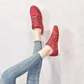 Rode glitter sneakers van mesh met dikke zolen, gedragen door een model in jeans. - 36 / Rood