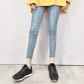 Detailopname van zwarte glitter mesh sneakers met dikke witte zolen en bruine onderkant. - 36 / Zwart