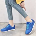 On-foot weergave van felblauwe glitter mesh sneakers met platform witte en bruine zolen. - 36 / Blauw