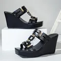 Stijlvolle zwarte sandalen met sleehak, vierkante neus en goudkleurige versieringen - Zwart