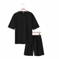 Conjunto deportivo minimalista negro para hombre con camiseta y pantalones cortos - Negro