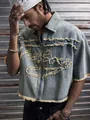 Détail de la veste en jean pour homme avec lettrage effiloché et fermeture éclair - S / Hauts / Bleu