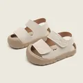 Cómodas sandalias beige de suela blanda para bebé con correas ajustables de velcro - Longitud Interior 12 cm (Talla 15) / Sandalias de Primeros Pasos con Protección de Puntera (7090) / Blanco Roto