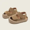 Sandalias marrones para bebés con suela blanda y doble cierre de velcro para el verano - Longitud Interior 12 cm (Talla 15) / Sandalias de Primeros Pasos con Protección de Puntera (7090) / Caqui