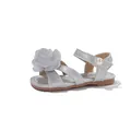 Sandali argentati per bambine con un fiore in tessuto 3D e cinturino con perla. - Taglia 23 (Lunghezza interna 14.7cm) / Argento
