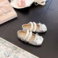 Eleganti ballerine argentate per bambine con cinturini di perle e fiocco. - 24 / Argento