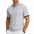T-shirt à capuche gris pour homme avec bordures de manches à carreaux rouges et noir - Gris clair