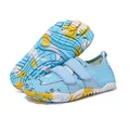 Atmungsaktive hellblaue Kinderschwimmmaske mit bunter Camouflage-Gummisohle, rutschfest - Himmelblau