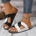 Eleganti ciabatte da donna con fasce incrociate bianco e nero e borchie dorate - Bianco e nero
