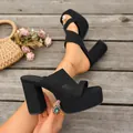 Eleganti sabot in maglia nera con tacco largo e plateau per la moda estiva donna. - Nero