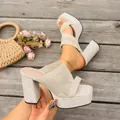 Eleganti sandali in maglia beige con tacco grosso e un alto plateau stile moderno - Bianco avorio