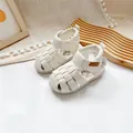 Cremeweiße geschlossene Leder-Sandalen für Kleinkinder mit verstellbarem Klettverschluss - 14.0 / Gebrochenes Weiß