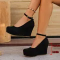 Elegante schwarze Wildleder-Keilabsatzschuhe mit 10 cm Plateau - Schwarz