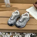 Vue détaillée des baskets en maille grise respirante pour enfants sur bois - 26-30 (Commande Minimum 5 Paires) / Style Mesh Simple / Gris