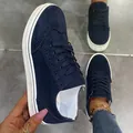 Detailansicht der marineblauen Plateau-Sneaker aus Wildleder mit Brogue-Verzierung - Blau