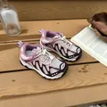 Vue détaillée de baskets en mesh rose et blanc pour enfants sur des escaliers en bois - 26-30 (Commande Minimum 5 Paires) / Style Mesh Simple / Rose