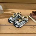 Détail de baskets en mesh respirant pour enfants avec des lacets jaunes élégants - 26-30 (Commande Minimum 5 Paires) / Style Mesh Simple / Jaune Noir