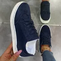 Γυναικεία casual αθλητικά με πλατφόρμα σε μπλε σουέτ και κομψές λεπτομέρειες brogue. - Μπλε
